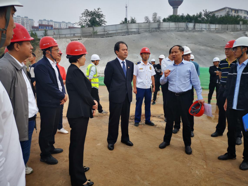 信陽市委常委、宣傳部長曹新博調(diào)研火車站北廣場項目