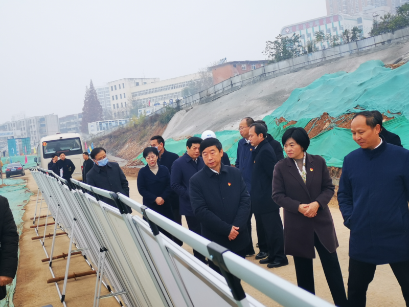 市委書記喬新江蒞臨火車站北廣場項目調(diào)研指導工作