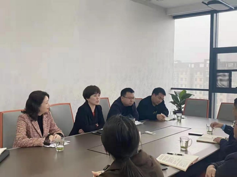 農(nóng)業(yè)銀行河南省分行投資銀行與金融市場部總經(jīng)理崔劍梅一行到訪信陽華信投資集團(tuán)