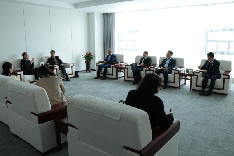 信陽市紀(jì)委副書記、市監(jiān)委副主任李光一行到華信投資集團(tuán)調(diào)研座談