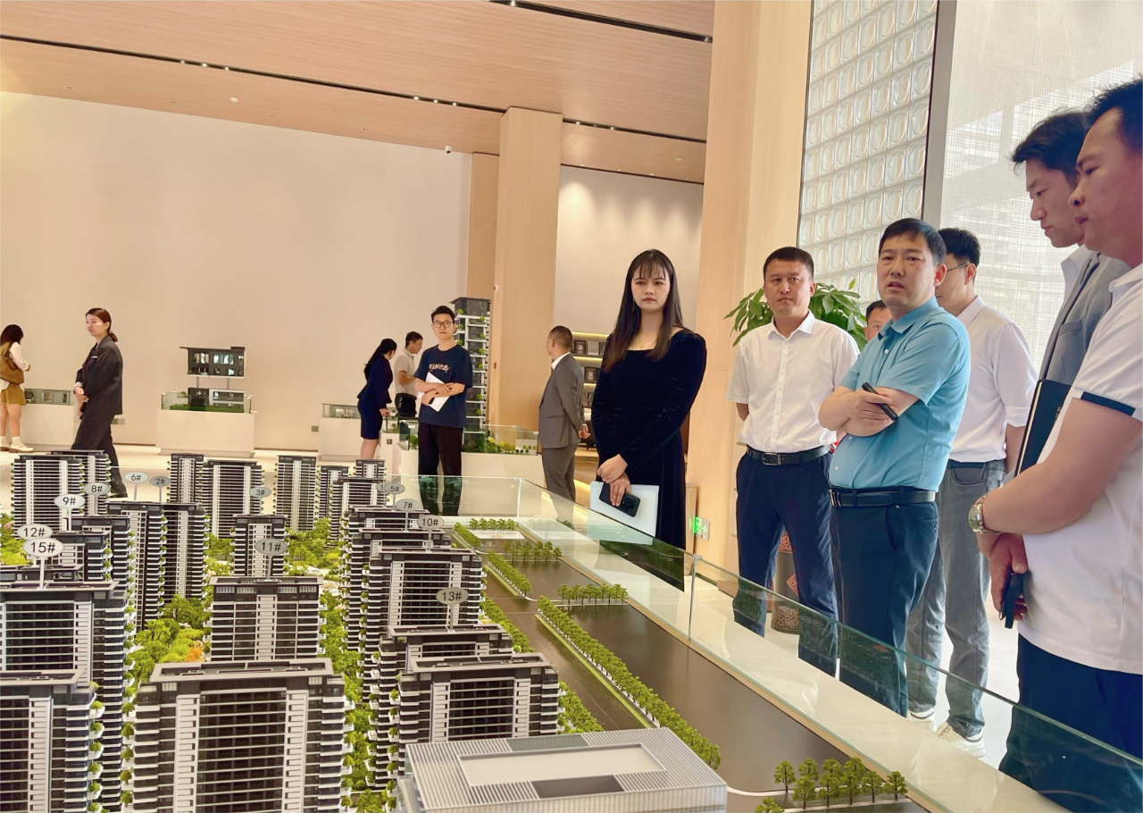 華信建投集團(tuán)黨委書(shū)記、董事長(zhǎng)黃在國(guó)調(diào)研華信未來(lái)城項(xiàng)目建設(shè)情況