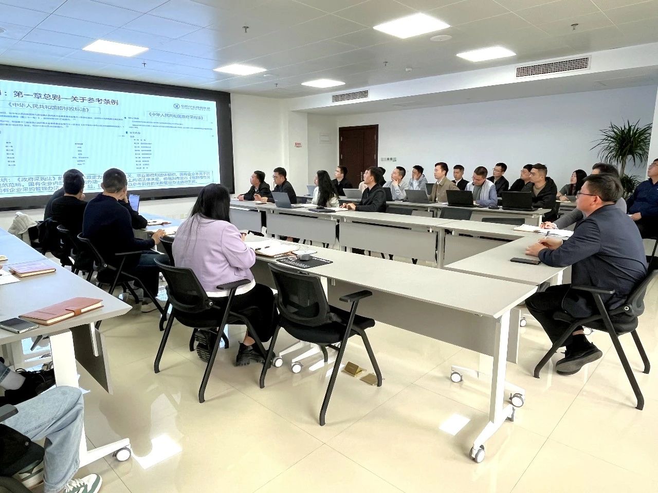 雙創(chuàng)公司組織召開《信陽建投投資集團有限責任公司采購管理辦法》培訓(xùn)會