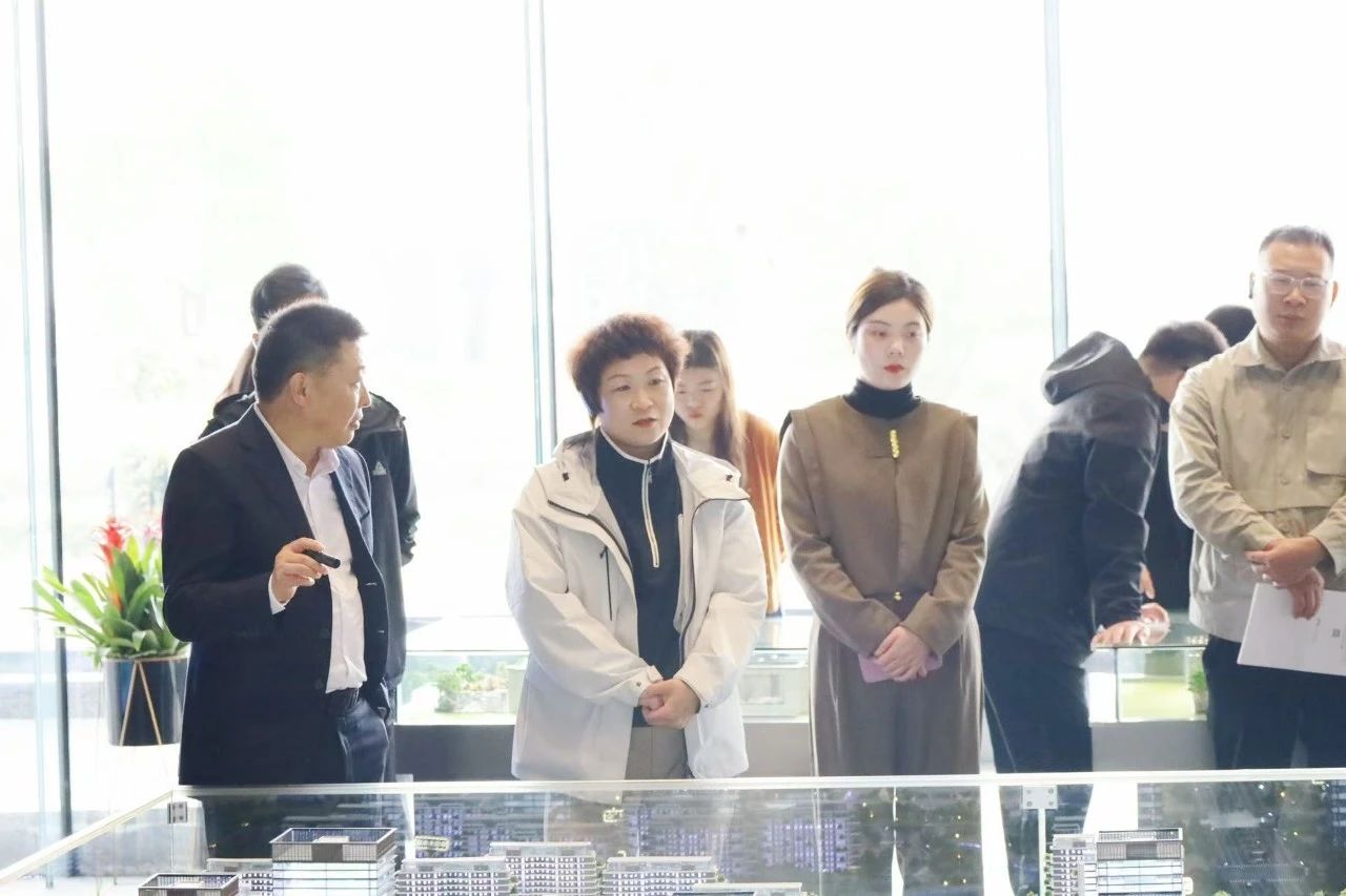 信陽市投資促進中心一行到訪信陽中央活力區(qū)（CAZ）營銷中心參觀調(diào)研