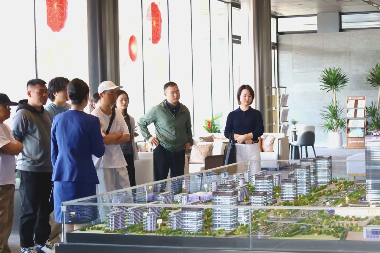 信陽市文旅局前往信陽中央活力區(qū)（CAZ）營銷中心參觀調(diào)研